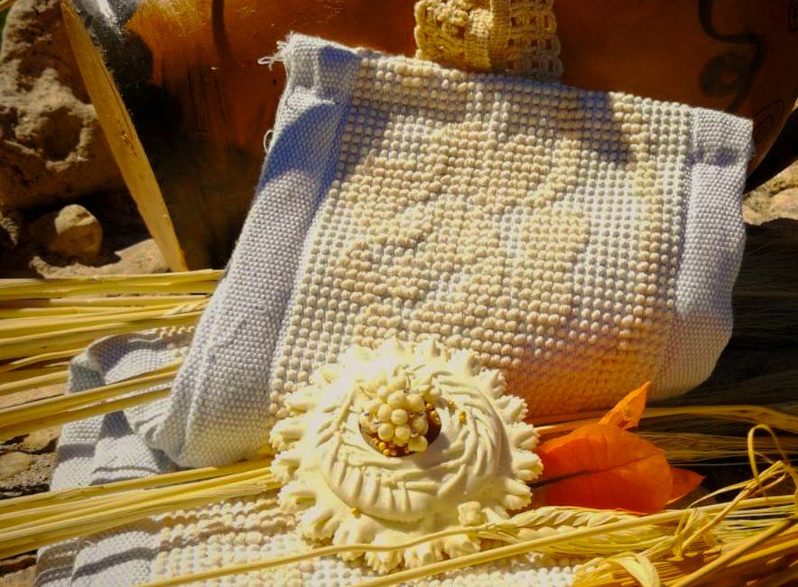 Prezioso tradizionale con borsa sarda